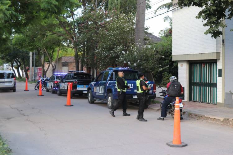 Operativos preventivos: la Policía intensifica controles de vehículos, motovehículos e identificaciones en la ciudad de Santa Fe
