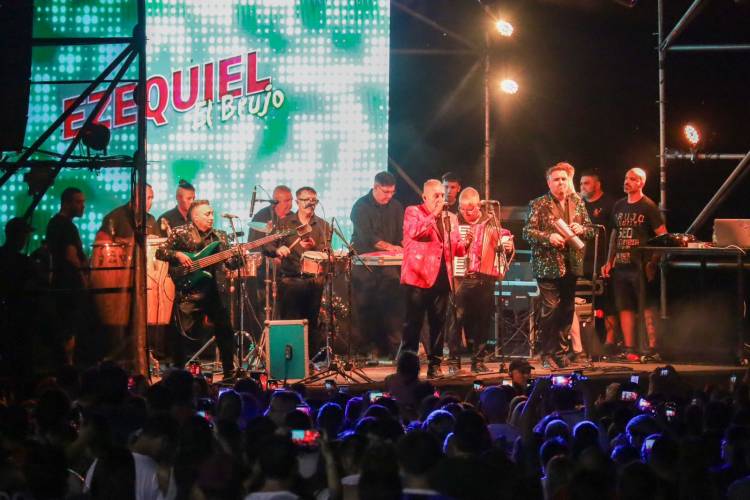 Música en la Laguna: cientos de santafesinos disfrutaron del show de El Brujo Ezequiel este sábado