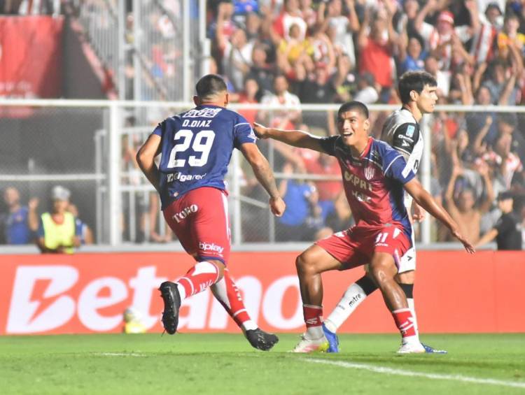 Unión aprovechó el jugador de más y goleó a Gimnasia (M) en el Torneo Apertura