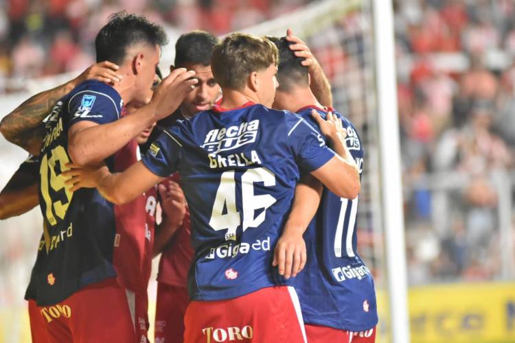 Unión aprovechó el jugador de más y goleó a Gimnasia (M) en el Torneo Apertura