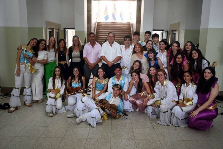 Canto Libre se presentó en el Palacio Municipal previo a su gira por Europa