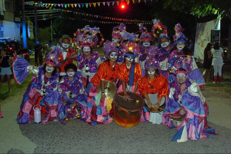 Comenzaron los Carnabarriales en Villa del Parque con coloridos trajes, murgas y desfiles