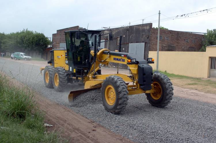 Poletti acelera el plan de mejoramiento vial con una nueva licitación para la compra de material granular