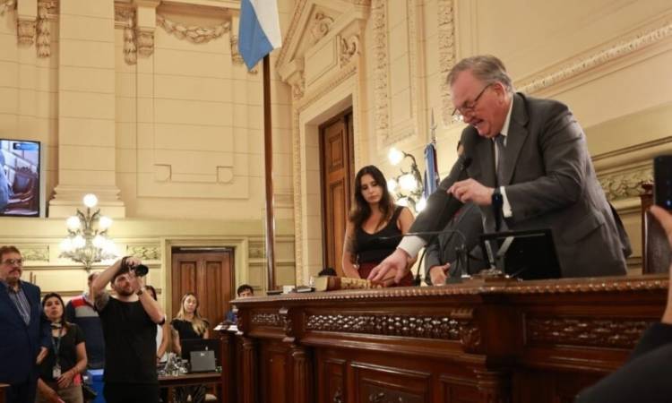 En el marco de la nueva Constitución Provincial Felipe Michlig fue reelecto como Presidente Provisional del Senado
