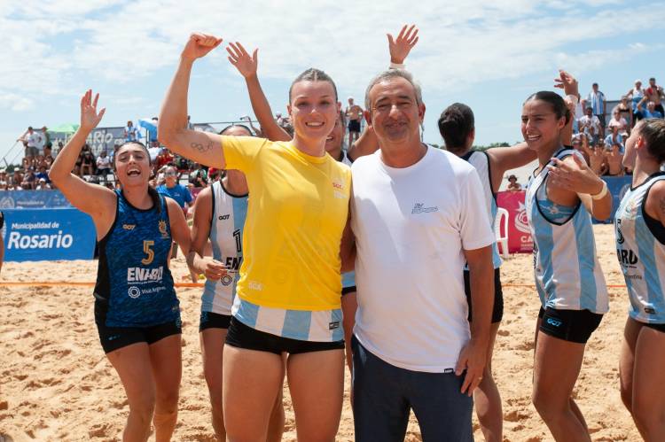 Rosario cerró la Playa Olímpica 2026 con un evento internacional de beach handball y con el título de Las Kamikazes