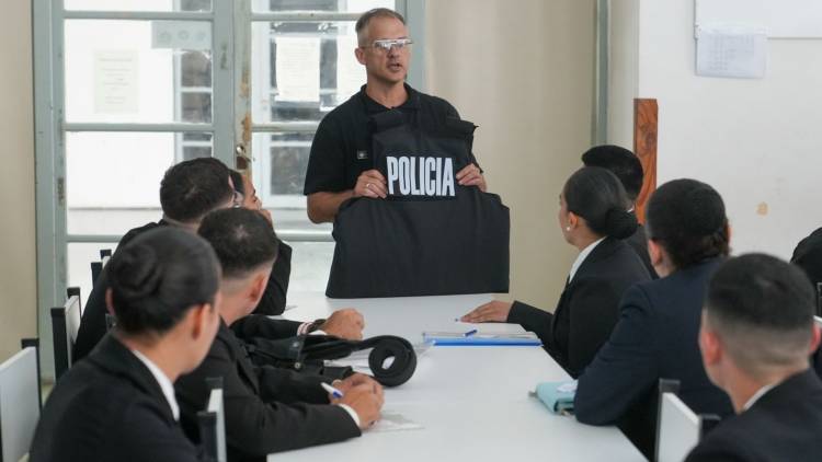 Inversión inédita en seguridad: la Provincia entregó el equipamiento personal a 811 nuevos suboficiales