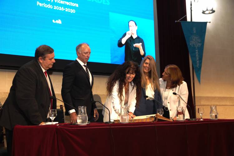 Asumió Laura Tarabella, primera rectora mujer en la historia de la UNL