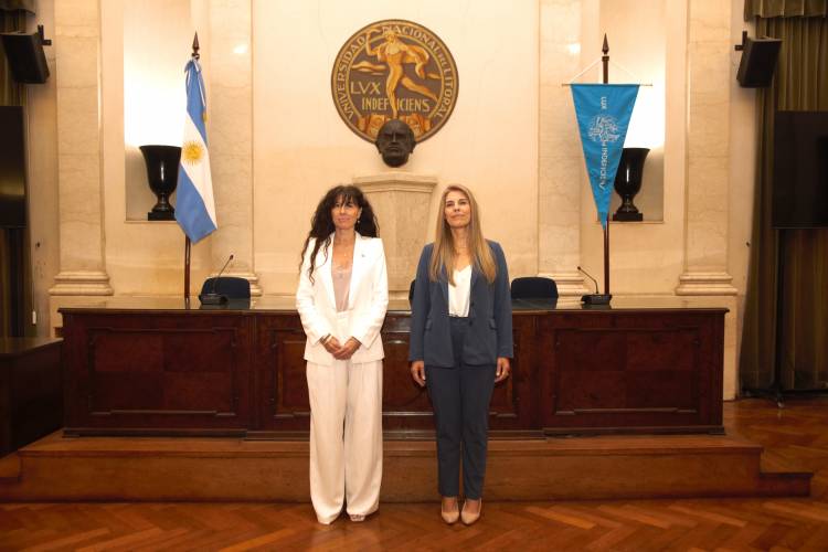 Asumió Laura Tarabella, primera rectora mujer en la historia de la UNL