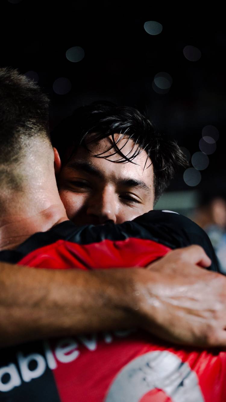 Una noche de reencuentro y desahogo: Colón le sacó el invicto a Los Quemeros