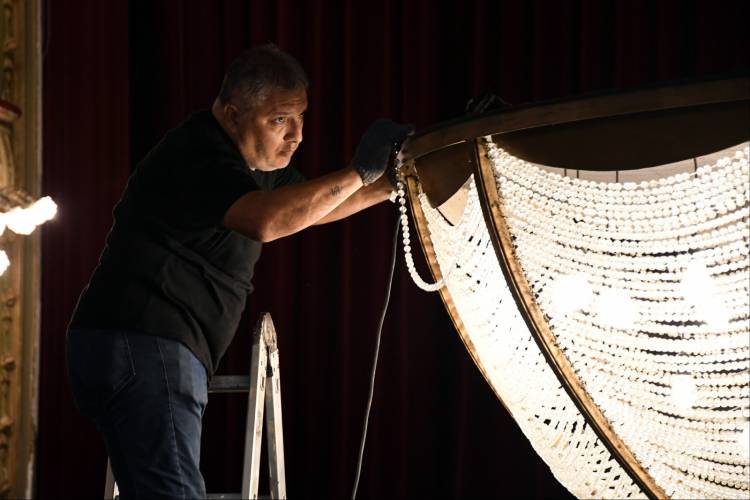 El Teatro Municipal bajó su histórica araña, un ritual místico abierto a los vecinos