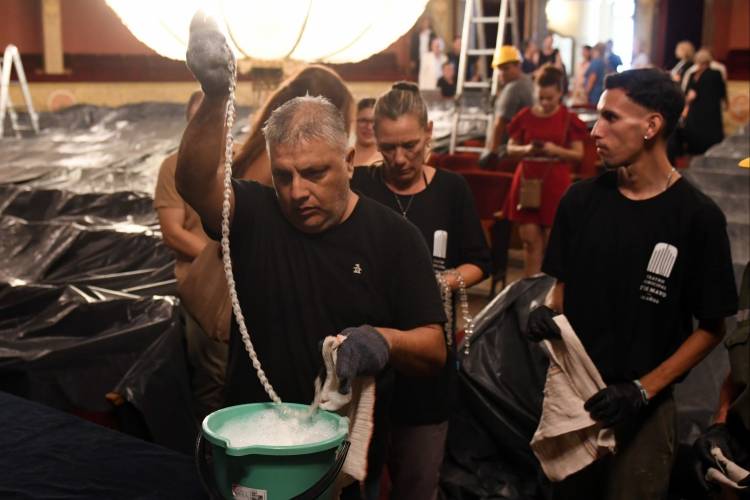 El Teatro Municipal bajó su histórica araña, un ritual místico abierto a los vecinos