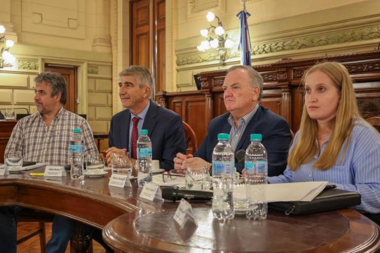 Senadores recibieron a Ministros para evaluar tres importantes proyectos de ley