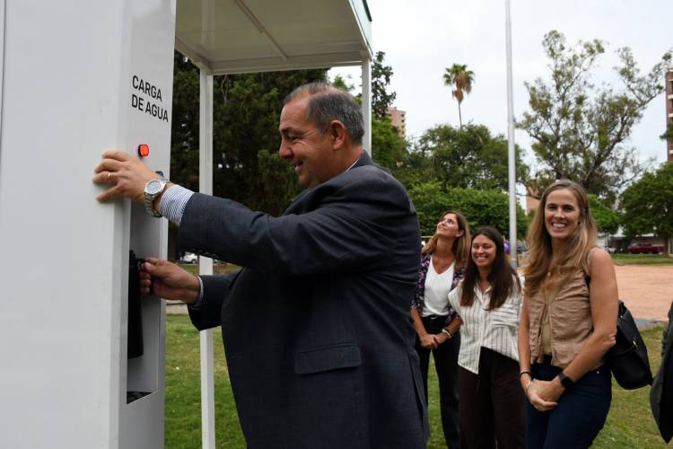 La Municipalidad y ADER inauguraron una Estación Solar en la Plaza Constituyentes 