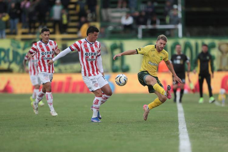 Defensa y Justicia se hizo fuerte con diez, venció a Unión y sigue invicto
