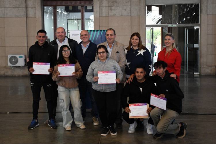 La Municipalidad entregó certificados de capacitación laboral y social a más de 700 vecinos