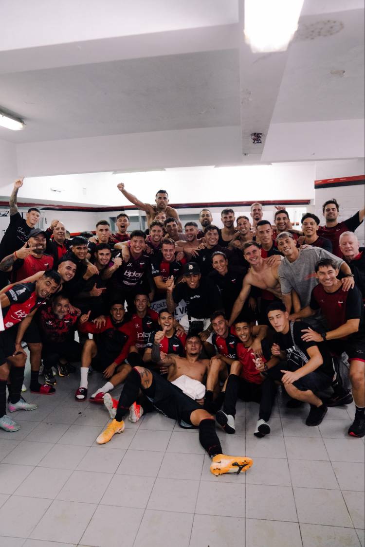 Colón sacó a relucir su chapa de gran candidato ante Racing de Córdoba y sueña en grande