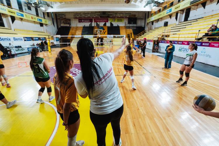 Yas Nizetich visitó Sunchales junto a Prevención Salud y compartió una jornada de formación y encuentro con la comunidad deportiva