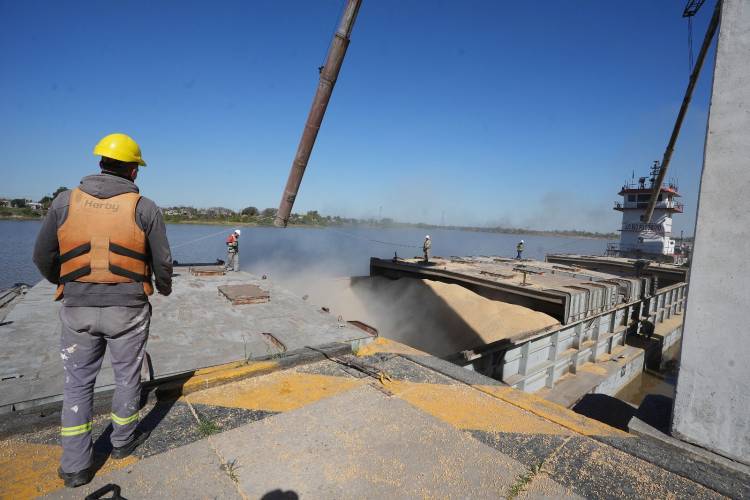 Zarpó un nuevo embarque de maíz y trigo desde el Puerto de Santa Fe