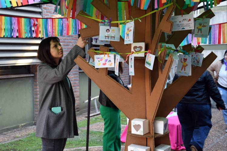 Jornada de sensibilización en el Hospital Alassia: la Municipalidad promueve crianzas respetuosas