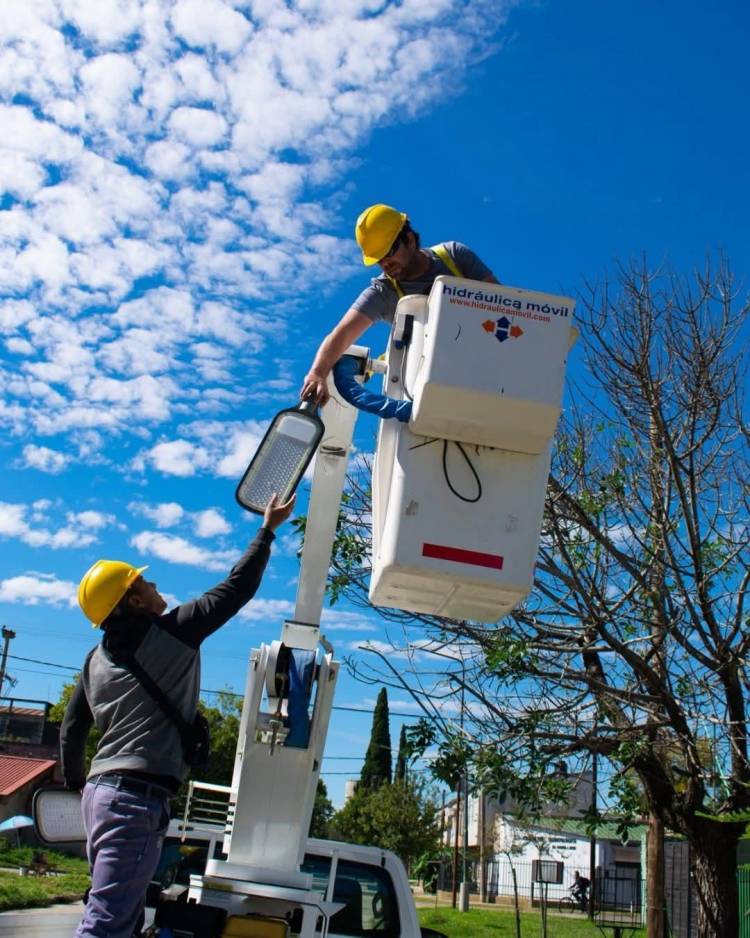 La Municipalidad continúa avanzando con el recambio e incorporación de luminarias LED en toda la ciudad