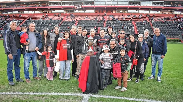 Colón le rindió tributo a los familiares de los héroes que hicieron caer al Santos de Pelé