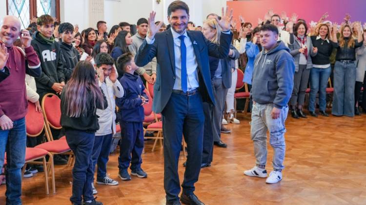 Pullaro: “Con los valores de la igualdad y la libertad, el Himno nos llama a fortalecer la vida en democracia”