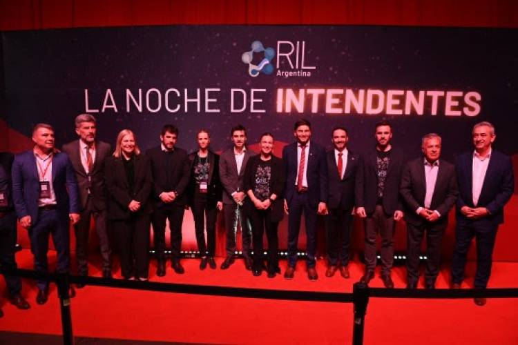 Javkin, desde Rosario junto a 300 intendentes del país: «Argentina va a ser mejor desde el interior hacia el centro»