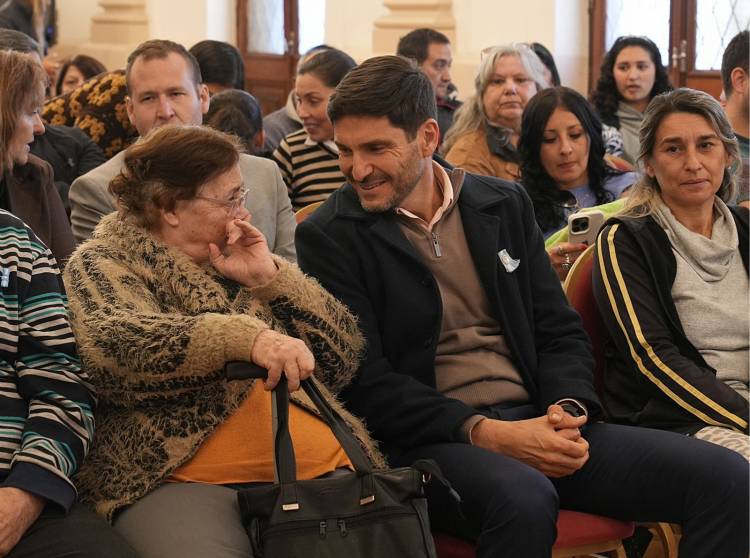 Pullaro entregó escrituras a vecinos de Santo Tomé y Santa Fe