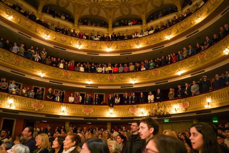 A sala llena, la Orquesta Sinfónica Provincial de Santa Fe engalanó la víspera del 25 de Mayo