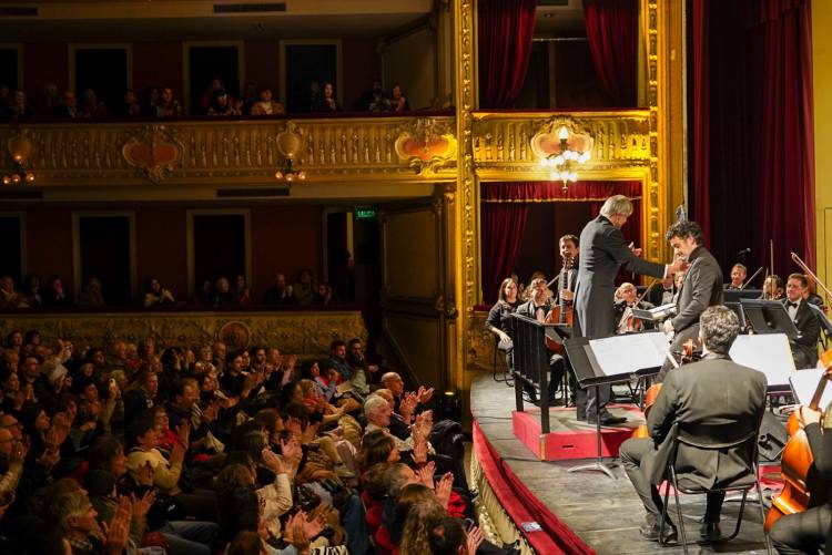 A sala llena, la Orquesta Sinfónica Provincial de Santa Fe engalanó la víspera del 25 de Mayo