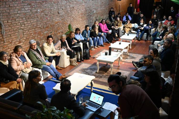 “Criar entre pantallas”: una charla a fondo sobre niñez, digitalidad y salud mental