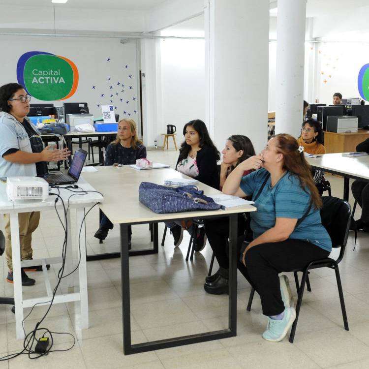 Capital Activa fortalece la formación digital con un ciclo de capacitaciones junto a Escuela Play