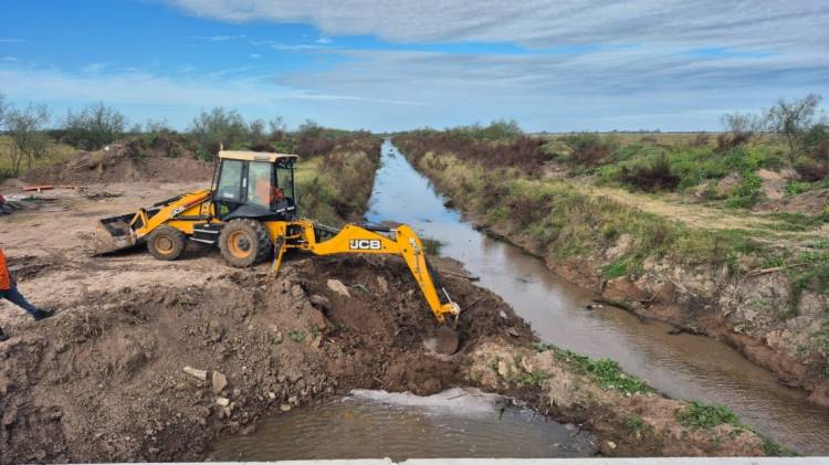 El Plan Hídrico de Pullaro llega al norte y licita la limpieza de 10 canales troncales claves