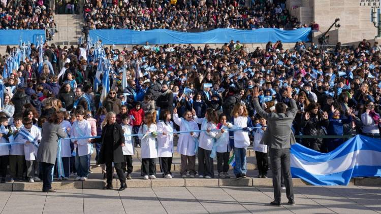 Pullaro encabezó el acto de Promesa de Lealtad a la Bandera ante más de 8.000 alumnos de todo el país