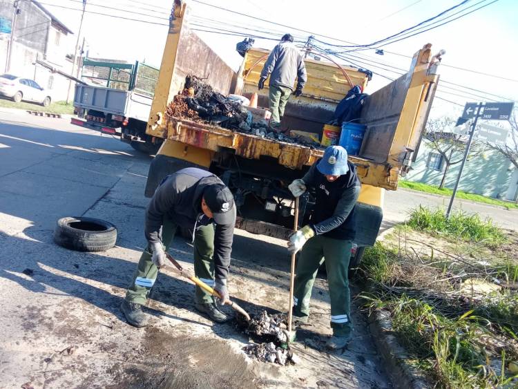 La Municipalidad refuerza los trabajos de limpieza de bocas de tormentas y canales a cielo abierto