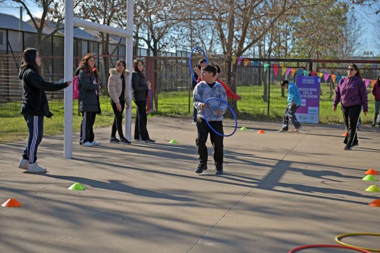 «Vivamos los Juegos»: el Polideportivo Cristalería se llenó de propuestas lúdicas, aprendizaje y espíritu olímpico