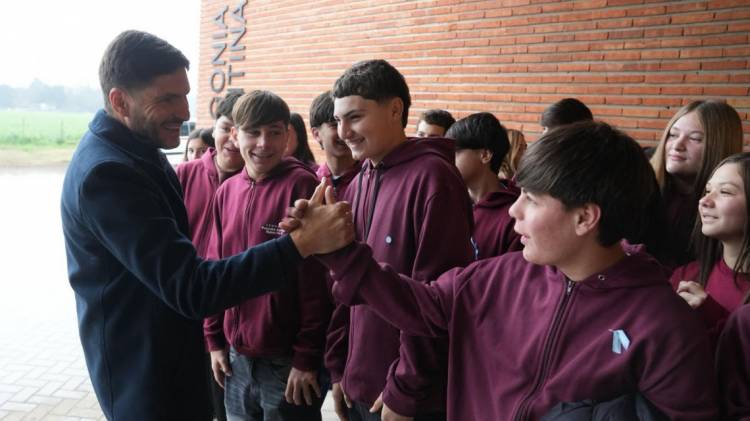 Pullaro reivindicó el trabajo colectivo como camino para construir futuro al inaugurar una escuela en Hughes