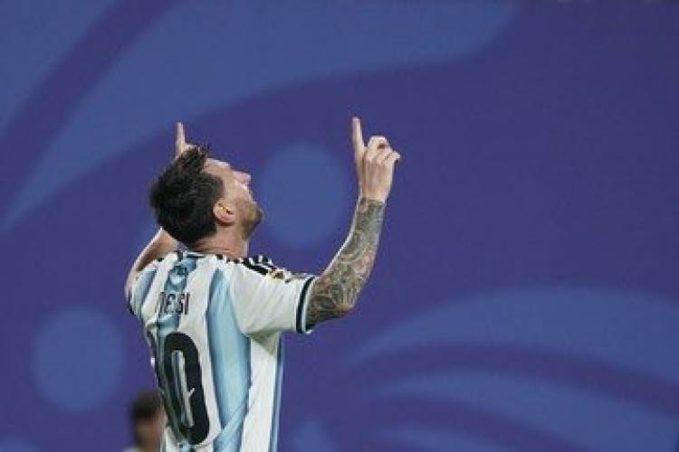 Con doblete y récord de Messi, la Selección argentina le ganó 2-0 a Austria y se clasificó a 16avos de final