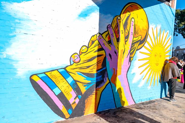 Con un destacado mural de Messi y la Copa del Mundo se inauguró la Plaza de Bolsillo número 100 de la ciudad