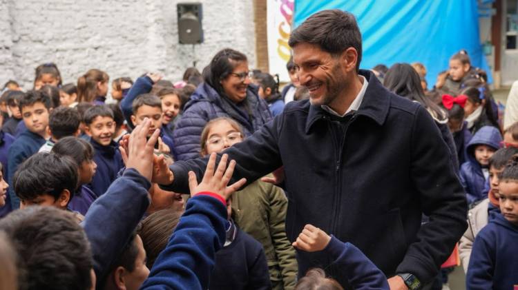 Vax Team: el gobernador Pullaro encabezó una nueva jornada de la campaña de vacunación infantil que es única en todo el país