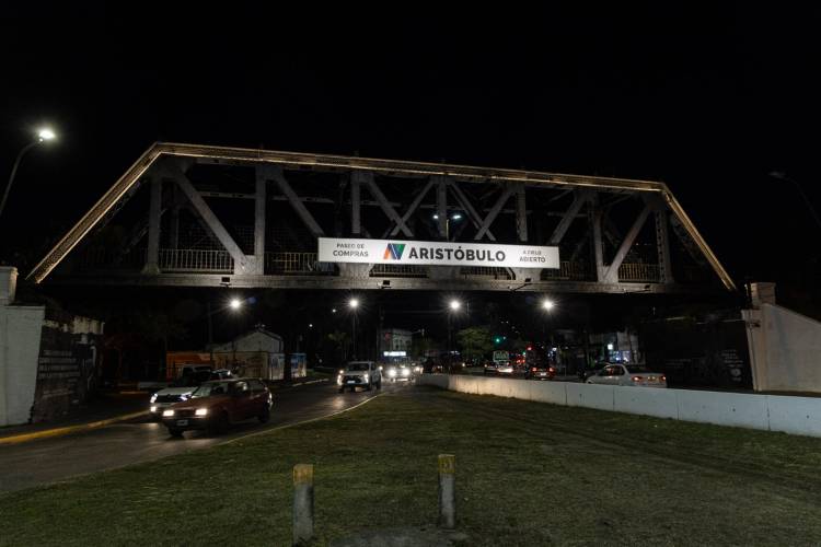 Se inauguró la nueva iluminación del Puente Negro en Avenida Aristóbulo del Valle