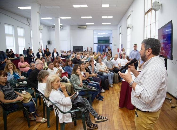 Provincia capacita a personas mayores en herramientas digitales para acceder a servicios públicos y cuidarse de las estafas