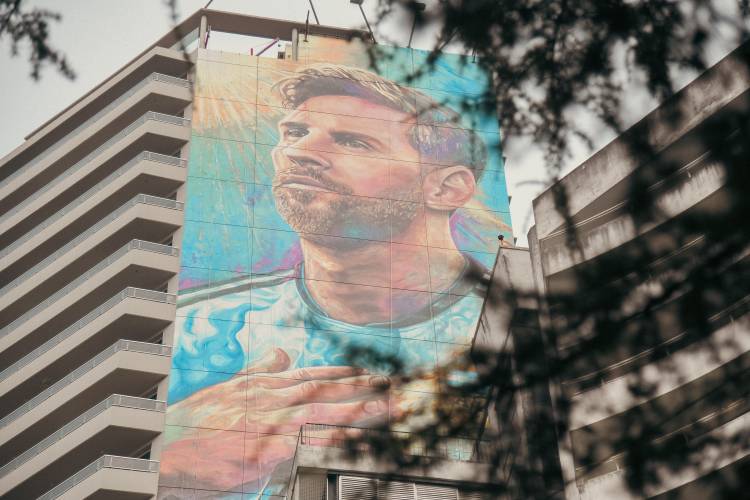 De otra galaxia, de mi ciudad: quedó inaugurada la puesta en valor del emblemático mural de Messi