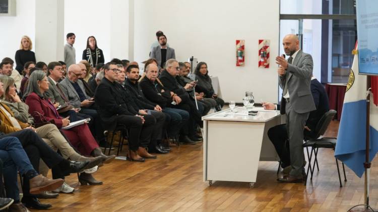 Santa Fe impulsa una agenda para hacer más competitivo el transporte de cargas con innovación y transición energética