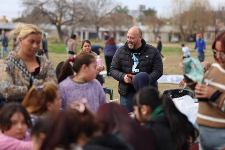 El Concejo acompañó la primera kermés barrial organizada por los vecinos del distrito Norte