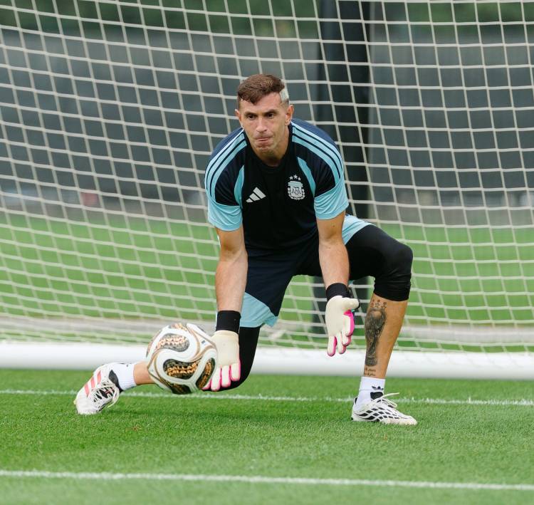 La Selección argentina entrenó bajo la lluvia, mientras que España canceló la práctica