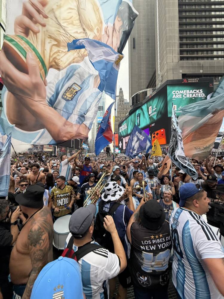 La Argentina copó Times Square con un banderazo multitudinario