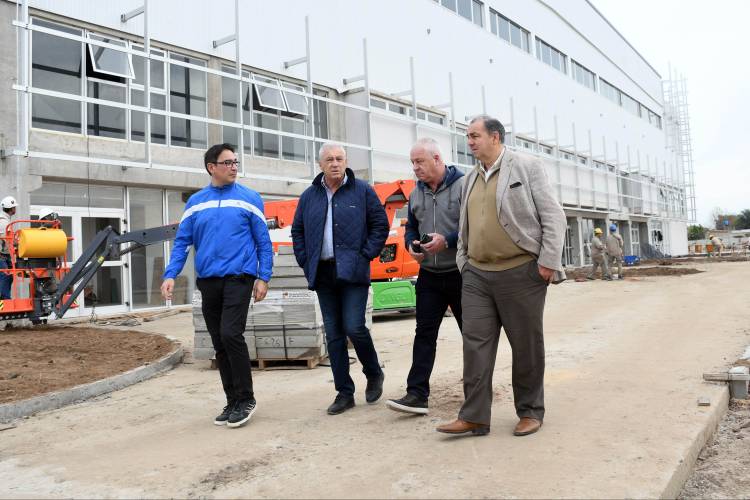 Poletti recorrió los avances del nuevo estadio multipropósito junto a Nery Pumpido