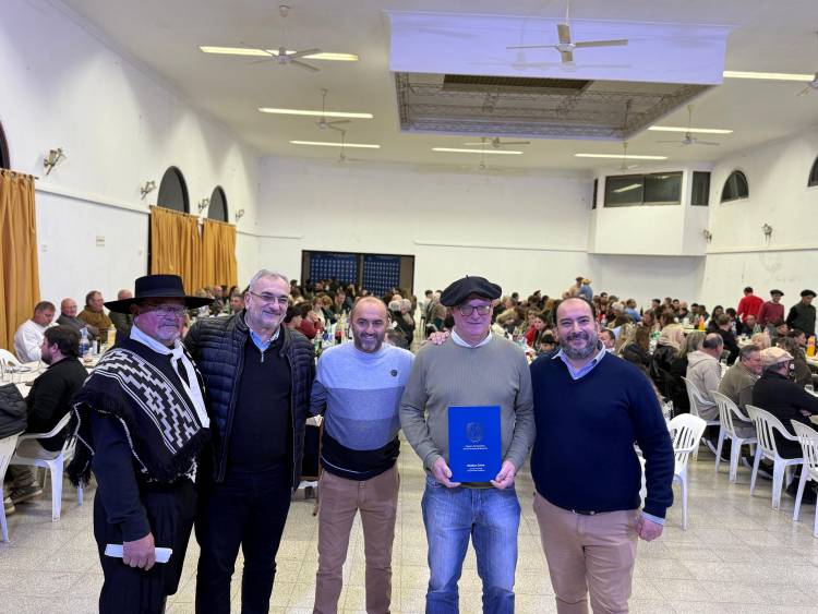Calvo presente en la peña de celebración del 76 anivcersario del Bochin Club y el Festival de Coplas de Angélica