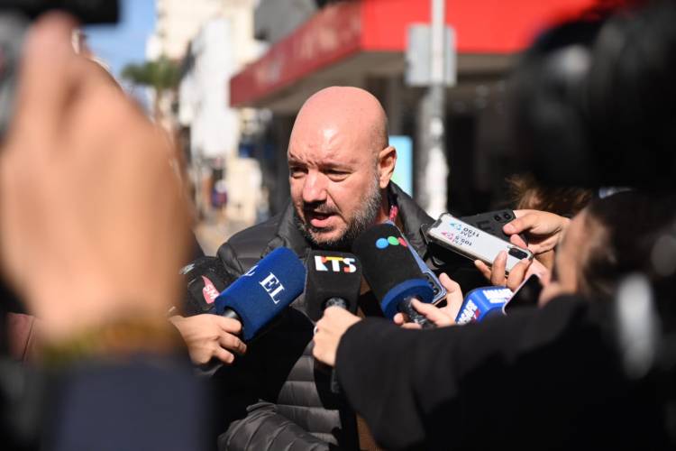 Escala el conflicto docente en Santa Fe: Amsafé y Sadop marcharon en rechazo al aumento por decreto y anticiparon acciones judiciales contra la Provincia
